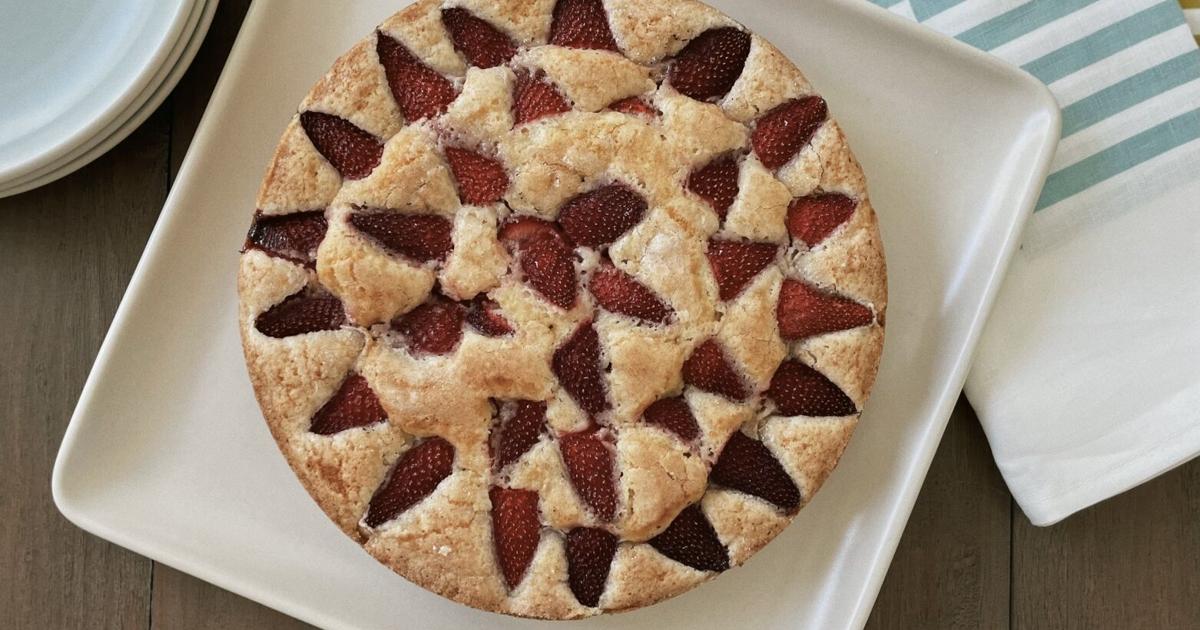 Home Cooking Chronicles: Strawberry Snacking Cake | Dining